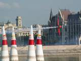 Maďarsko – Budapešť – Závod v letecké akrobacii na Dunaji před parlamentem