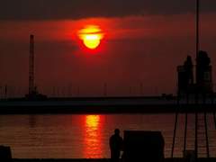Wschód słońca na plaży Bałtyku w Sopocie