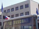Vlajky EU a ČR na autobusu MHD v HK 30.4.2004