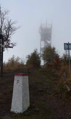 Rozhledna zblízka; v oblačnosti
