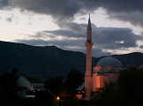 Jedna z mešit v Mostaru, s typickými bosenskými horami na pozadí