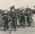 Tatík, strejda a jejich kamarádi. Na pozadí Kunětická hora. Léto 1956. [fotil děda]