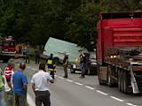 Odtahová služba za stálého zájmu diváků upevňuje nabourané Iveco.