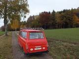 Škoda 1203 minibus na polní cestě