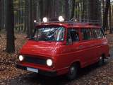Škoda 1203 minibus v lese na podzim