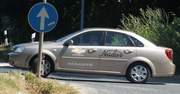 Předváděcí osobní automobil s reklamním polepem autosalonu: Bérautó ; Nádor.